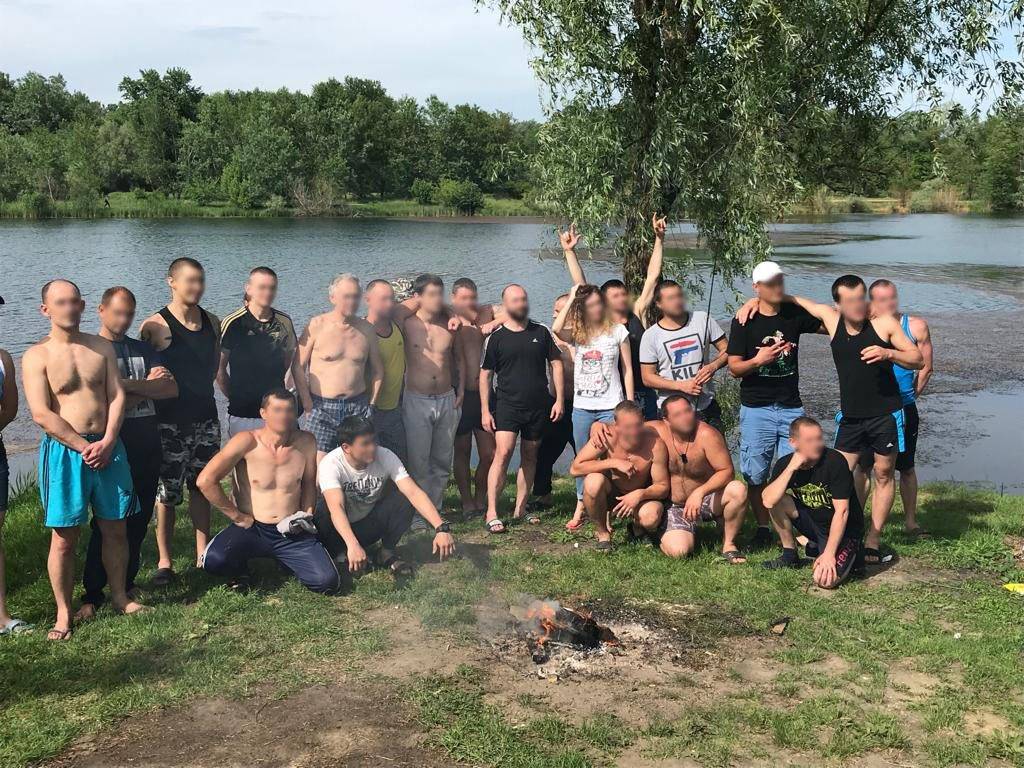 Совместный отдых на природе среди участников терапевтического сообщества.
